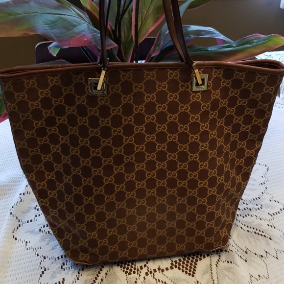 Gucci Handbags - 🌷HP💯Auth Gucci GG Canvas Tote w/ Dust Bag